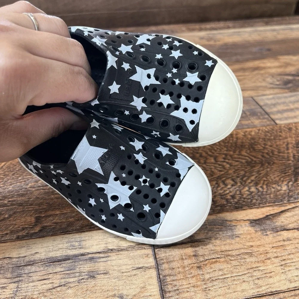 Native Jefferson  Slip On Shoes Size  C6  Youth Kids  Black Stars Sandals